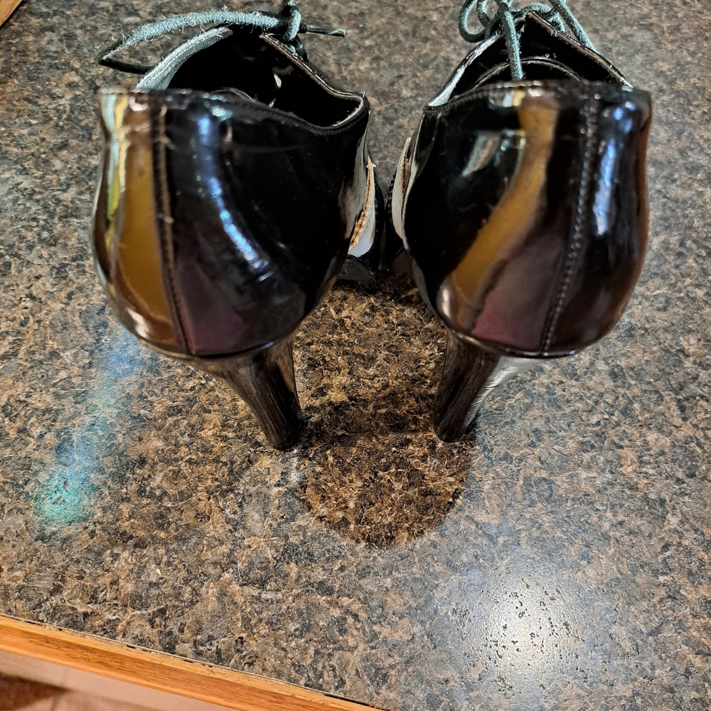Vintage Inspired Black and White Women's Heels - Picture 4 of 4